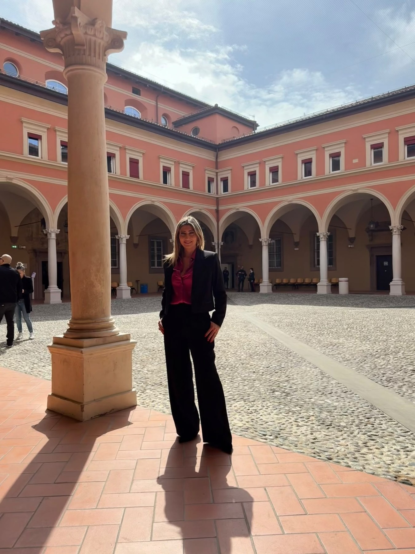 Avv. Marinella Oliva in un contesto professionale istituzionale
